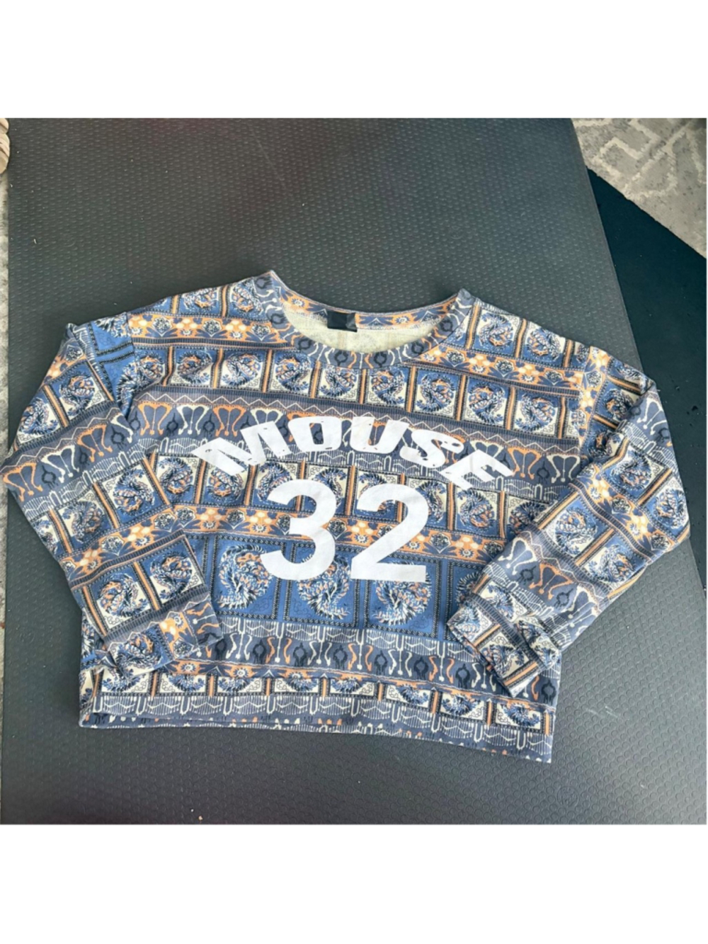 Y2K "MOUSE 32" Varsity Graphic Cropped Sweatshirt